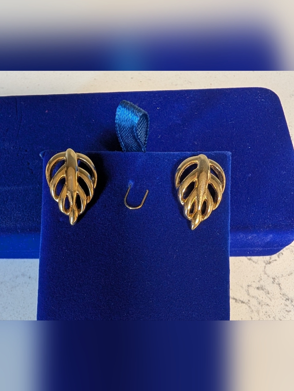 Vintage Napier Gold Tone Leaf Sculpted Earrings - Elegant Women's Jewelry